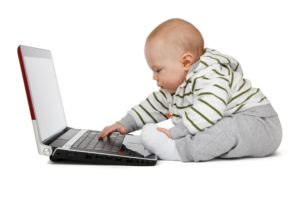 dziecko i laptop
